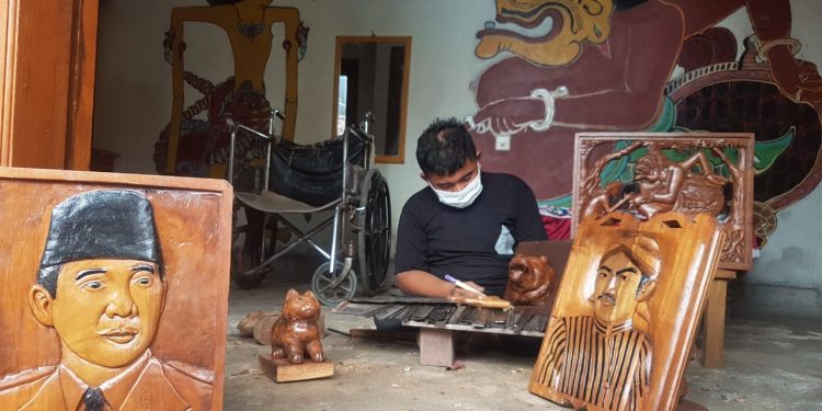 Keterbatasan Fisik Tak Halangi Sulikin Berkarya Jadikan Limbah Kayu Jadi Sketsa Wajah