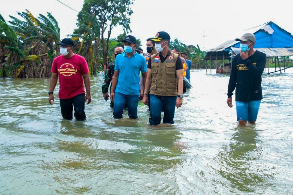 Plt Bupati Kudus Hartopo mengecek lokasi terdampak banjir di Dukuh Setrokalangan, Kecamatan Kaliwungu Minggu (31/1/21)