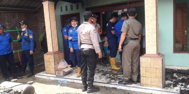 Tambal Ban Sambil Layani Pembeli Bensin, Rumah dan Motor Terbakar