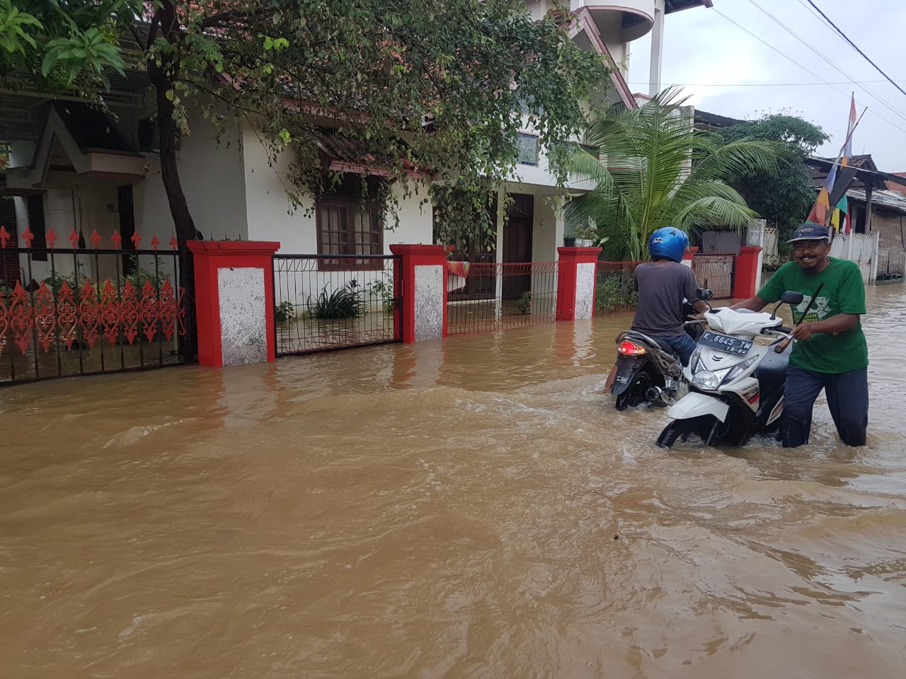 Tanggul Jebol, Ratusan Rumah Terdampak Banjir - Berdikarinews.id