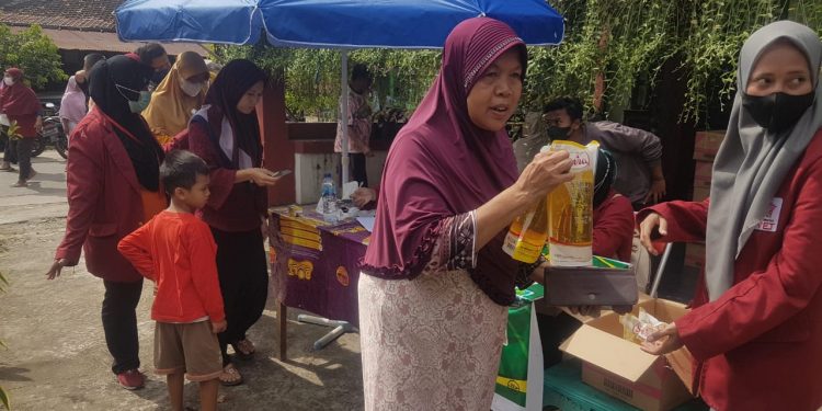 Adakan Pasar Murah Minyak Goreng, Warga Rela Antri untuk Dua Liter