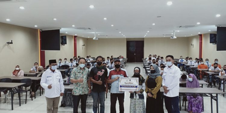 Tiap Siswa Dapat Beasiswa Rp 1 Juta