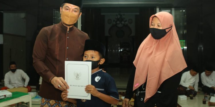 Tarhima Perdana, Bupati Berikan Bansos dan Tinjau Vaksinasi