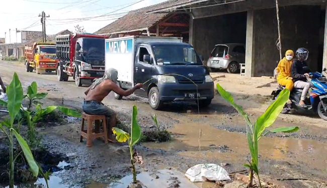 Jalan Tayu – Puncel Rusak Parak, Warga Aksi Tanam Pisang dan Mancing