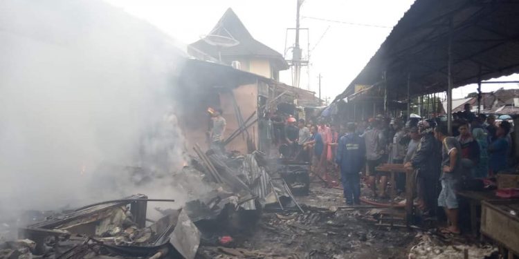 Empat Kios di Pasar Kelet Ludes Terbakar