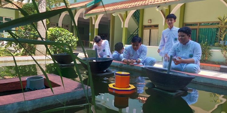 Lima Pelajar Ciptakan Alat Kontrol Air Kolam Ikan Terkoneksi HP