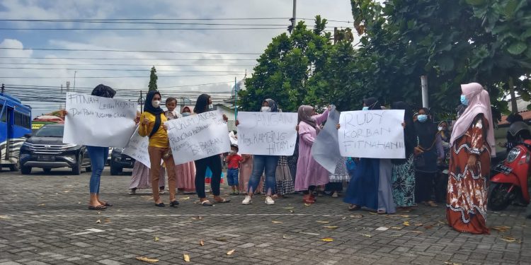 Yakin Keluarganya Tak Bersalah, Puluhan Warga Bendar Serbu PN Pati
