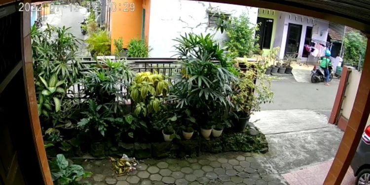 Clingak-clinguk, Seorang Pria Curi Celana Dalam Wanita