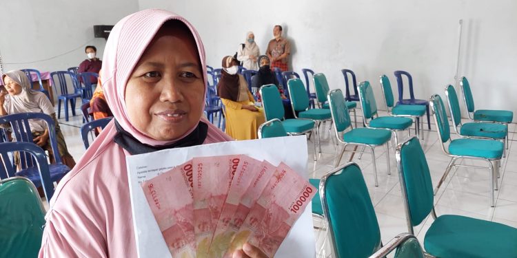 BLT Cair, Warga Antri Lakukan Pencarian