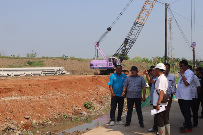 ketua dprd kudus sidak kolam retensi